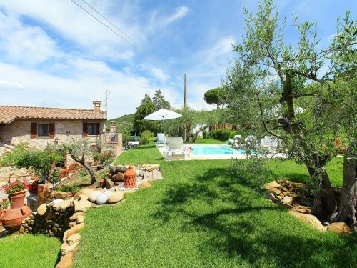 um jardim com piscina e uma casa em Holiday Home Trasimeno link by Interhome em San Savino