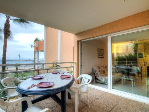 une salle à manger avec une table et des chaises sur un balcon dans l'établissement Apartment Villa Medicis-1 by Interhome, à Cavalaire-sur-Mer