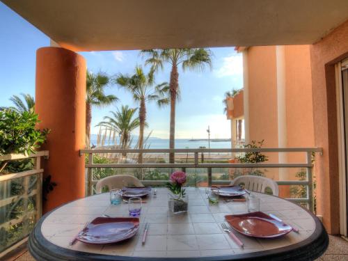 - une table sur un balcon avec vue sur l'océan dans l'établissement Apartment Villa Medicis-1 by Interhome, à Cavalaire-sur-Mer