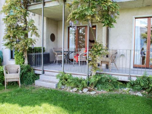 ein Haus mit einer Veranda mit einem Tisch und Stühlen in der Unterkunft Apartment Virabella by Interhome in Piazzogna