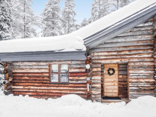 ルカにあるHoliday Home Rantaruka 4d1 by Interhomeの雪の丸太小屋