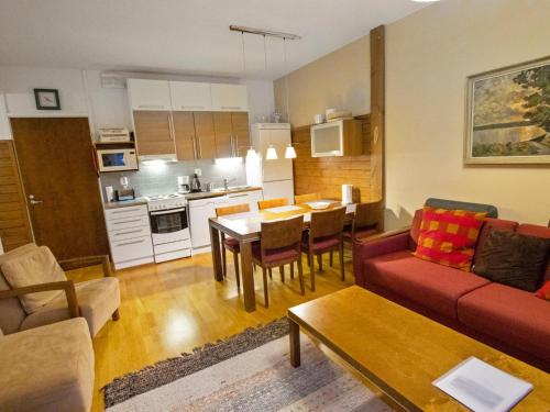 ユッラスにあるHoliday Home Ylläs chalets a508 by Interhomeのリビングルーム(赤いソファ付)、キッチン