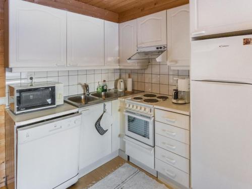 ユッラスヤルヴィにあるHoliday Home Tunturinvieri k2 by Interhomeのキッチン(白い家電製品、白い冷蔵庫付)