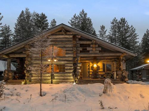 a log cabin in the snow at Holiday Home Samruam a kelohuvila by Interhome in Salla