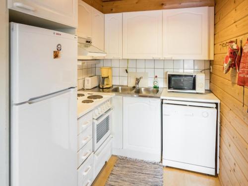 Køkken eller tekøkken på Holiday Home Tunturinvieri k1 by Interhome