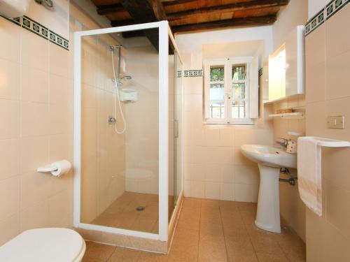 Bilik mandi di Apartment Il Cardo by Interhome