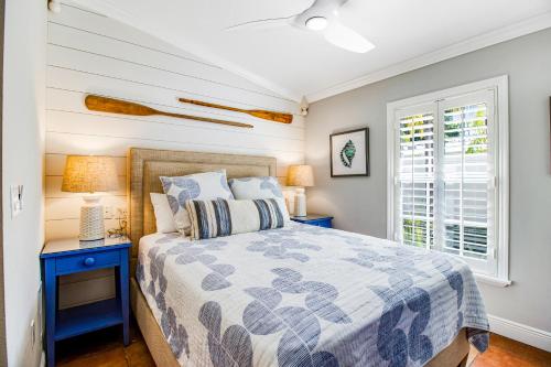 - une chambre avec un lit et une fenêtre dans l'établissement Palm Isle Village 3208, à Holmes Beach
