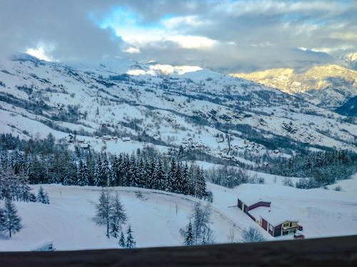 una montagna innevata con una casa sopra di Studio Vostok Zodiaque-73 by Interhome a Le Corbier