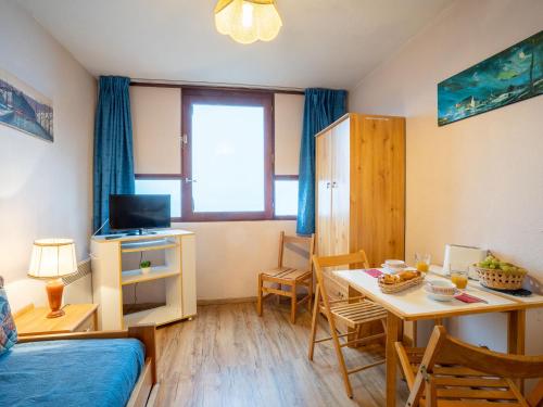 un salon avec une table et une salle à manger dans l'établissement Studio Vostok Zodiaque-73 by Interhome, au Corbier