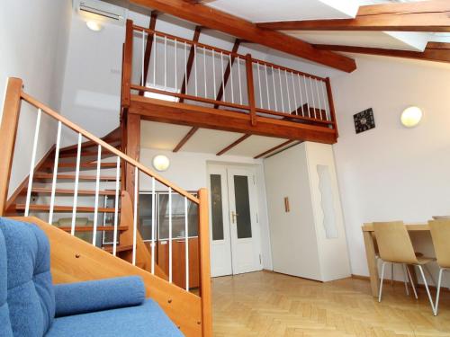 sala de estar con escalera y mesa en Apartment O21 by Interhome, en Praga