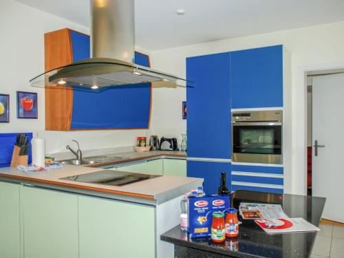 アスコナにあるApartment Residenza Moro by Interhomeのキッチン(青と白のキャビネット、シンク付)