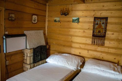 Un pat sau paturi într-o cameră la Domek i Willa Austryjok