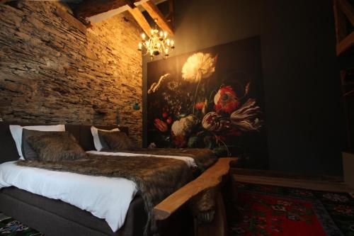 2 letti in una camera con un dipinto sul muro di La Vie en Rose hotel a Gouvy