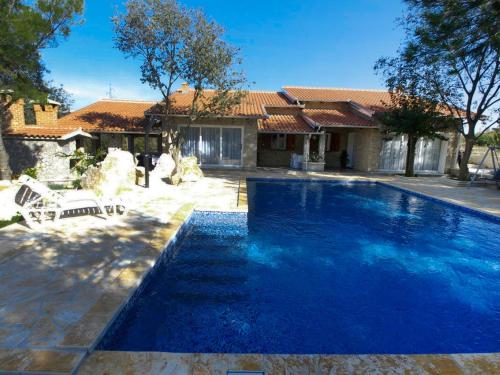 basen przed domem w obiekcie Holiday Home Villa Sandra by Interhome w mieście Kruševo