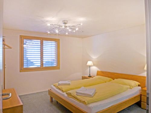 ヴェンゲンにあるApartment Hundschopf - Am Lehn by Interhomeのベッドルーム1室(黄色いシーツ付きのベッド1台、窓付)