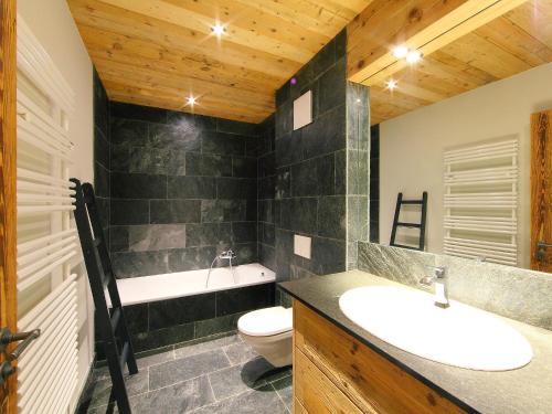 Een badkamer bij Apartment Rosablanche D Attique by Interhome