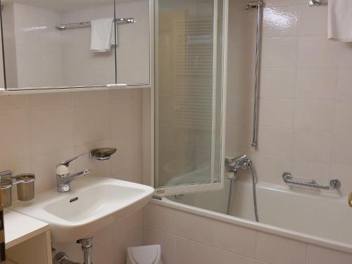 Ένα μπάνιο στο Apartment Chesa Frizzoni by Interhome
