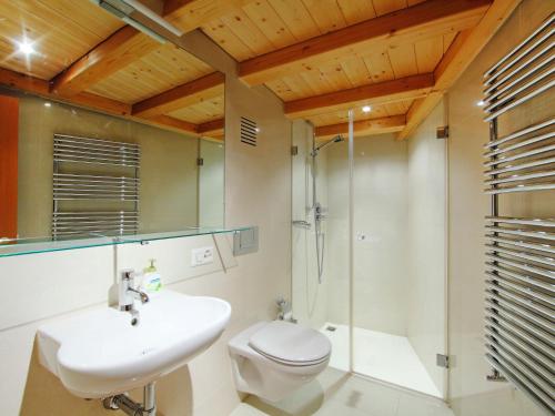 Koupelna v ubytování Apartment Residenz Cresta Kulm B26 by Interhome