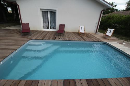 Swimmingpoolen hos eller tæt på Agréable maison avec piscine 6 couchages au calme