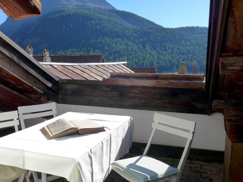 einen Tisch und Stühle auf einem Balkon mit Aussicht in der Unterkunft Apartment Chesa Stiffler Veglia I by Interhome in Pontresina