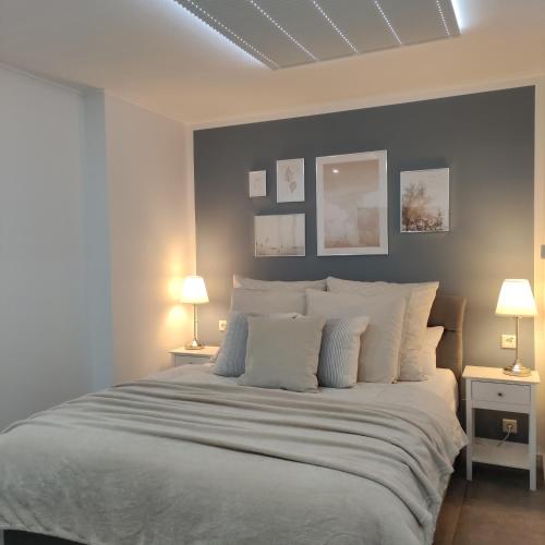 ein Schlafzimmer mit einem großen weißen Bett mit zwei Lampen in der Unterkunft Appartement Mond in Senftenberg