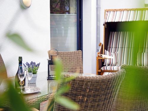 uma mesa com duas garrafas de vinho e copos em Apartment Witthuus-Norderney by Interhome em Norddeich