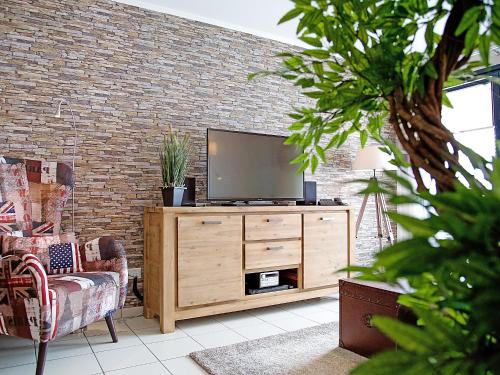 uma sala de estar com televisão numa cómoda de madeira em Apartment Witthuus-Norderney by Interhome em Norddeich