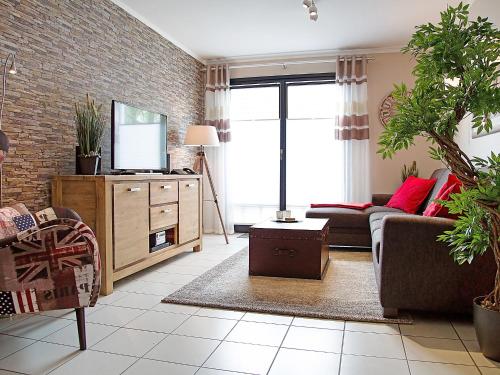 ノルトダイヒにあるApartment Witthuus-Norderney by Interhomeのソファとテレビのあるリビングルーム