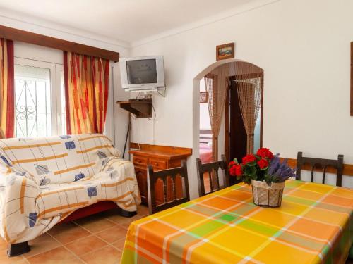 Habitación con cama, mesa y TV. en Apartment Anfora 1 by Interhome, en Sant Martí d’Empúries