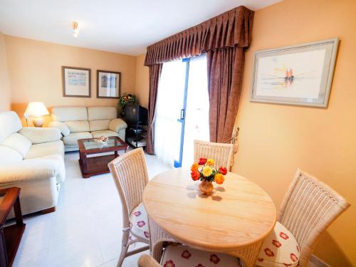 Et opholdsområde på Apartment Turquesa Beach 03 by Interhome