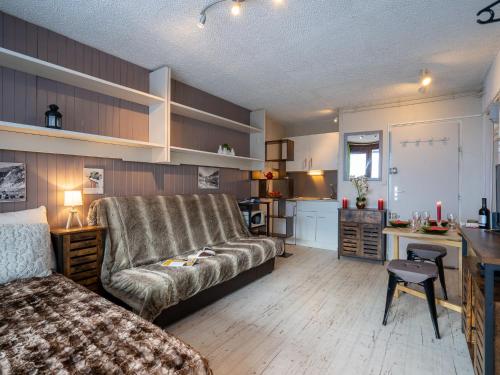 un soggiorno con divano e scrivania e una cucina di Apartment Le Curling B - Val Claret-30 by Interhome a Tignes