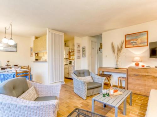 un salon avec des chaises et une table dans l'établissement Apartment Les Galiotes-1 by Interhome, à Carnac-Plage