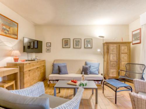 una sala de estar con un sofá y una mesa en Apartment Les Galiotes-1 by Interhome, en Carnac-Plage