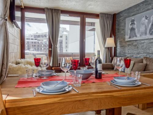 - une table à manger avec des verres à vin rouge dans l'établissement Apartment Le Prariond - Val Claret-7 by Interhome, à Tignes