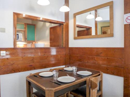 une salle à manger avec une table et un miroir dans l'établissement Apartment Le Chamois Blanc-8 by Interhome, à Chamonix-Mont-Blanc