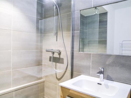 une salle de bain avec douche et lavabo dans l'établissement Studio Gentiane-5 by Interhome, à Chamonix-Mont-Blanc