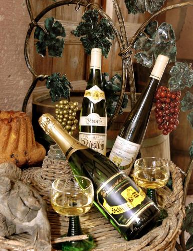 a basket with two bottles of wine and glasses at Hostellerie Schwendi in Kientzheim