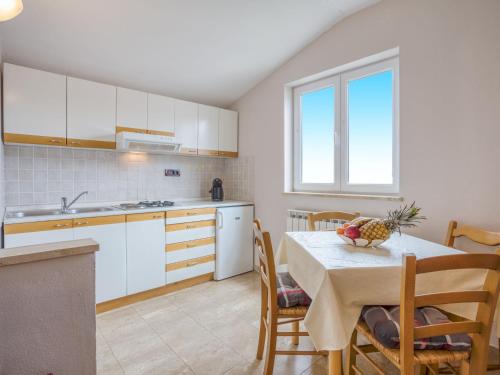 Kuchyňa alebo kuchynka v ubytovaní Apartment Daria-4 by Interhome