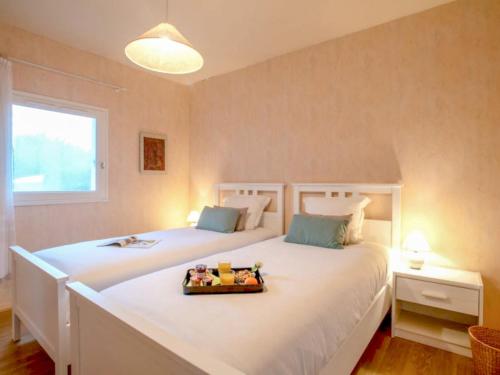 - une chambre avec 2 lits et un plateau dans l'établissement Apartment Les Galiotes-2 by Interhome, à Carnac-Plage