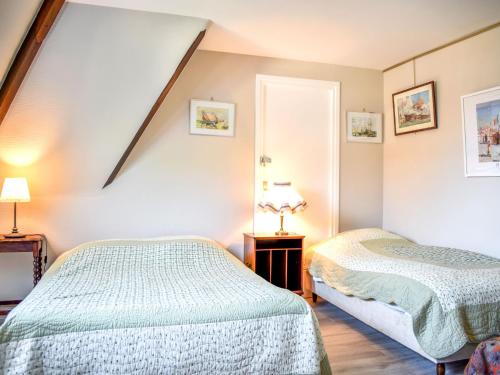 - 2 lits dans une chambre mansardée dans l'établissement Apartment Marie Antoinette-2 by Interhome, à Deauville