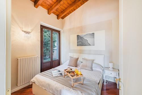 una camera da letto con un letto e un tavolo sopra di Villa Valeria con piscina by Wonderful Italy a Toscolano Maderno