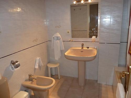 ベナルマデナにあるApartment Pueblo Quinta II 01 by Interhomeのバスルーム(洗面台、トイレ付)