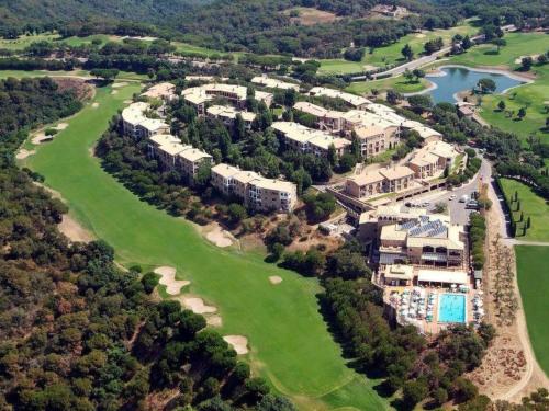 Castillo de AroにあるApartment Resort Hapimag Mas Nou by Interhomeのリゾート付きのゴルフコースの空中ビュー