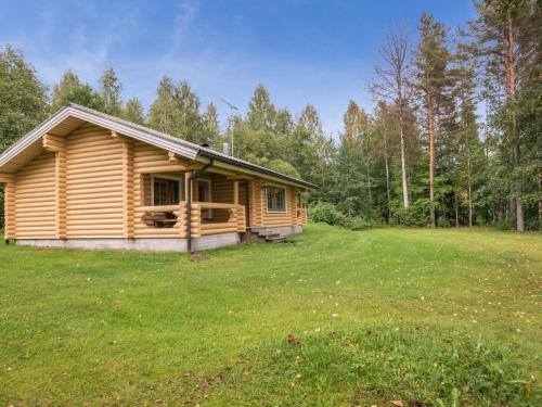 uma cabana de madeira no meio de um campo de relva em Holiday Home Uitonniemi- rummukkala by Interhome em Polvijärvi