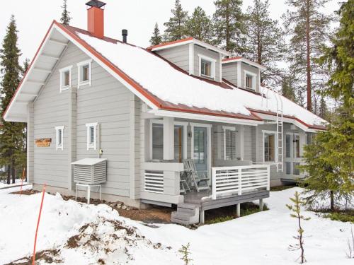 アカスロンポロにあるHoliday Home Ylläsröhkö d 8 by Interhomeの雪の小さな白い家