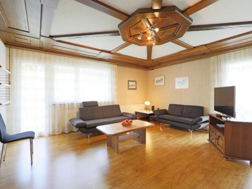 salon z kanapami, telewizorem i stołem w obiekcie Apartment Cervin by Interhome w mieście Zermatt