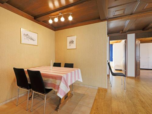 jadalnia ze stołem i krzesłami w obiekcie Apartment Cervin by Interhome w mieście Zermatt
