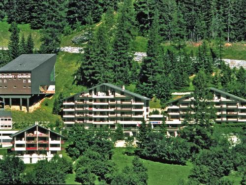 una vista aerea di un resort con un edificio e alberi di Apartment Ringstrasse - Utoring-50 by Interhome a Leukerbad