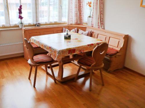tavolo da pranzo con 2 sedie e tavolo di Apartment Bibelöd-7 by Interhome a Ruhpolding