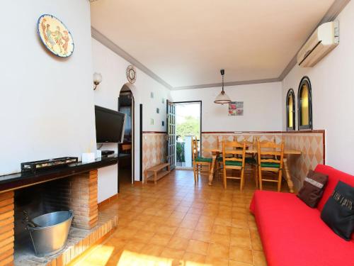 Televízia a/alebo spoločenská miestnosť v ubytovaní Holiday Home La Masia by Interhome